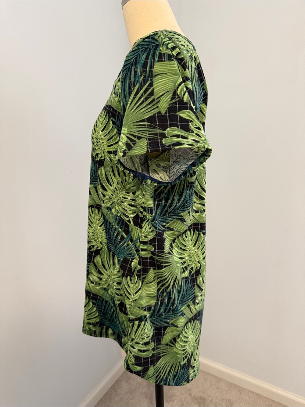 LuLaRoe Black Short Sleeve Top with Green Tropical Leaf Print Tunic Top SZM - Picture 11 of 14